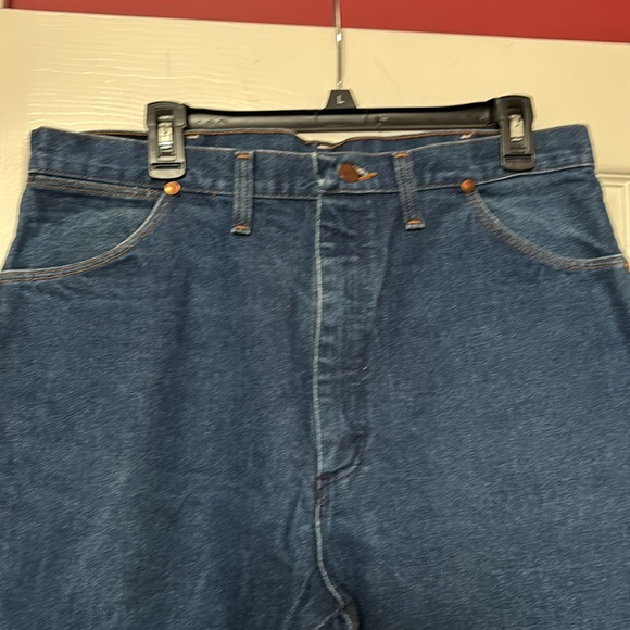 Wrangler blue jeans size 38x33 but says 38x38 on tag - Picture 3 of 7